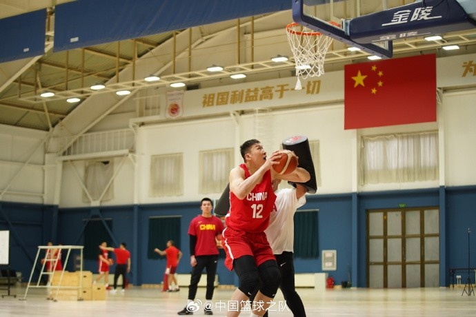 中國籃球之隊官博：大塊頭 大能量 祝李炎哲25歲生日快樂！