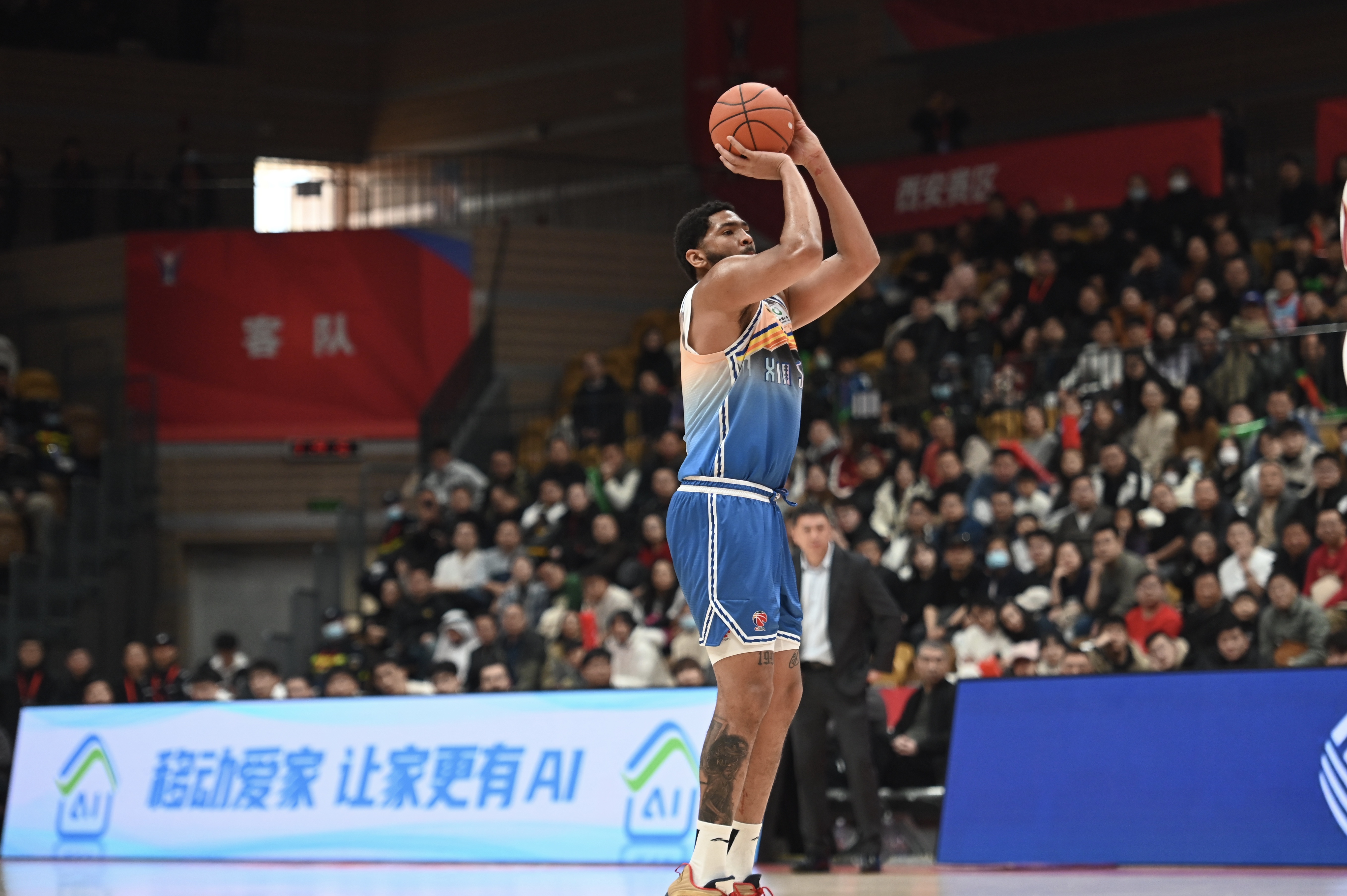 率先發(fā)力！新疆外援勞森首節(jié)7中5拿到11分 三分2中1